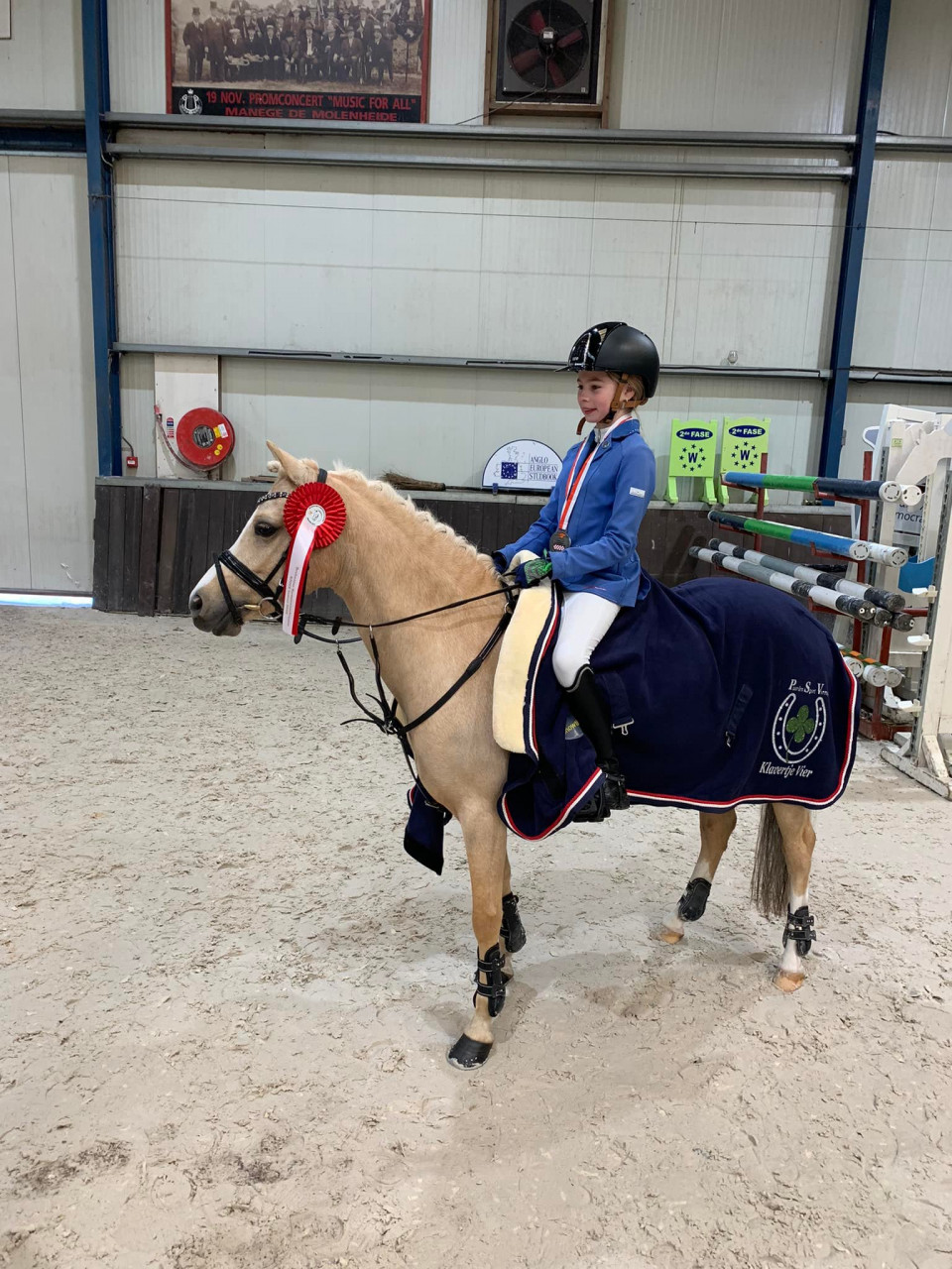 Elize en haar pony Sky met haar mooie medaille en rozet!